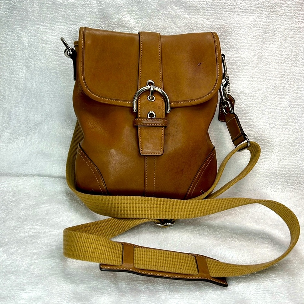 Coach vintage tan smooth leather crossbody with adjustable strap.